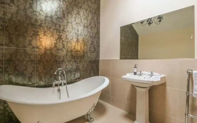Rookery Barn an Amazing Country Retreat hot tub