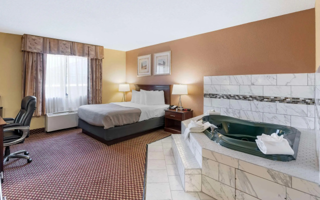 Quality Inn & Suites Bloomington University Area