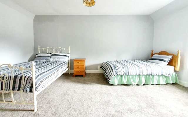 Spacious Holiday Home Closeby River in Alness!
