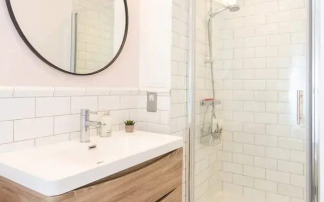Fantastic 1 Bedroom Apartment in East London With Balcony