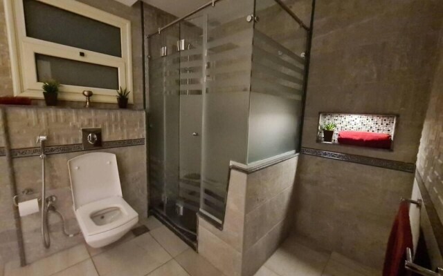 Spacious Executive Luxury Apartment With Balcony