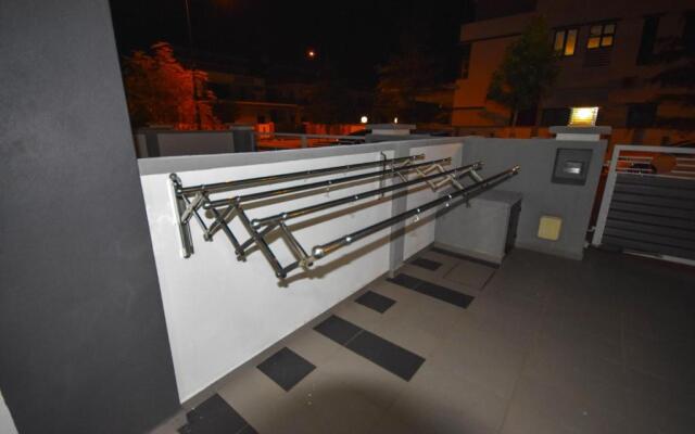 275 Sitiawan Homestay