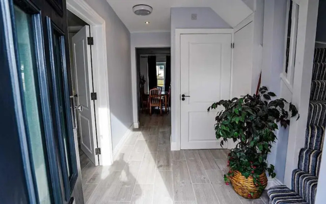Modern 4-Bedroom Home with Free Parking