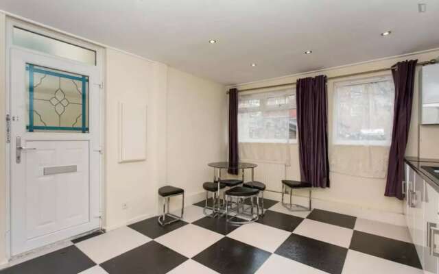 2Bed in Fantastic Location 2 mins Walk From Tube