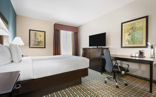 La Quinta Inn & Suites by Wyndham Stonington-Mystic Area