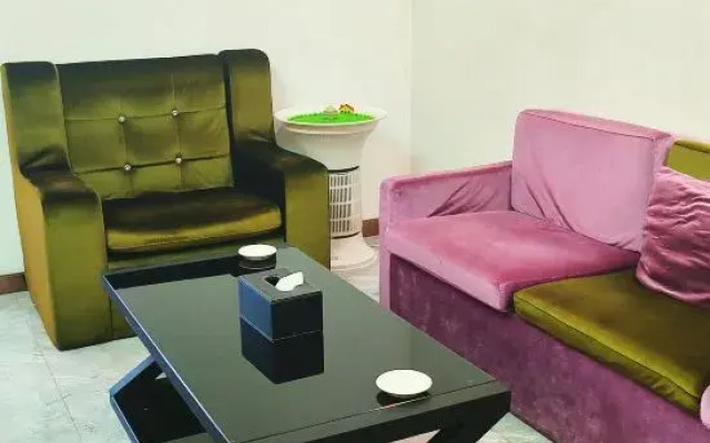 Banana FUN Hotel (Shenzhen Futian Fubao Subway Station)