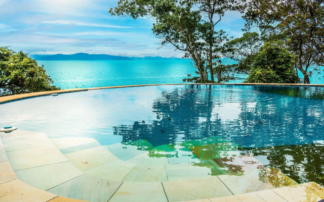 Casa de luxo com piscina e natureza em Ilhabela