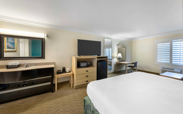 Best Western Harbour Inn & Suites Huntington - Sunset Beach