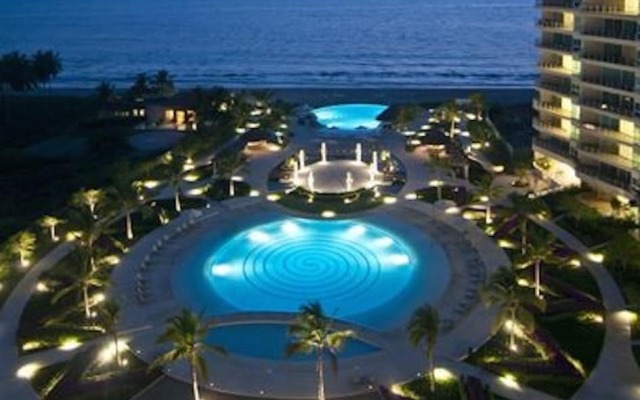 Unlimited Luxury Villas - Del Canto Condo
