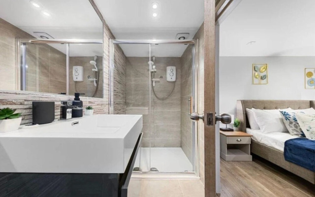 Modern Battersea Apartment - Sleeps 6 & Mini Bar