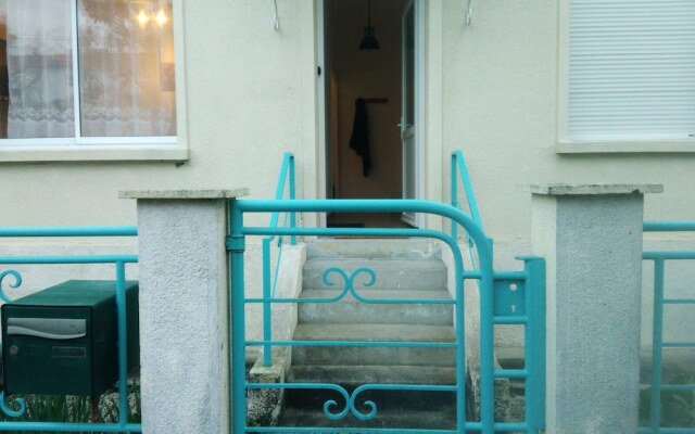 Apartment With one Bedroom in Jonzac, With Terrace and Wifi