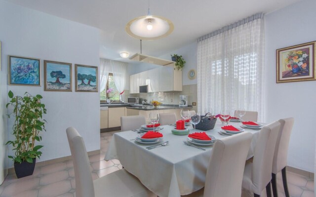 Awesome Home in Umag With 4 Bedrooms, Jacuzzi and Wifi