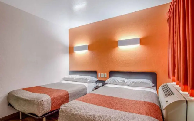 Motel 6 Conroe, TX