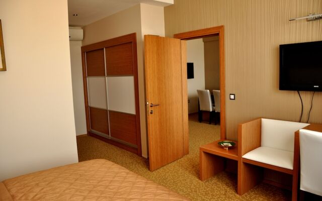 Amazon Aretias Hotel