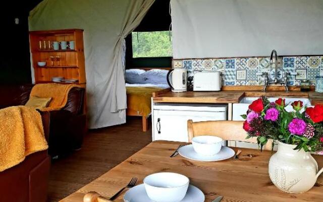 Brackenhill Glamping - Safari Tent with Hot Tub