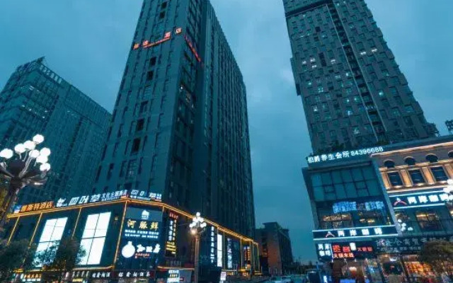 Bangci Hotel (Guiyang Guanshanhu Park Lincheng West Road Subway Station)