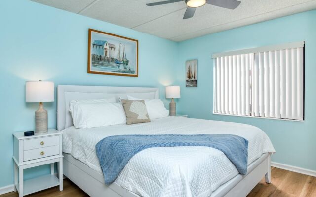 Ocean and Racquet 8208