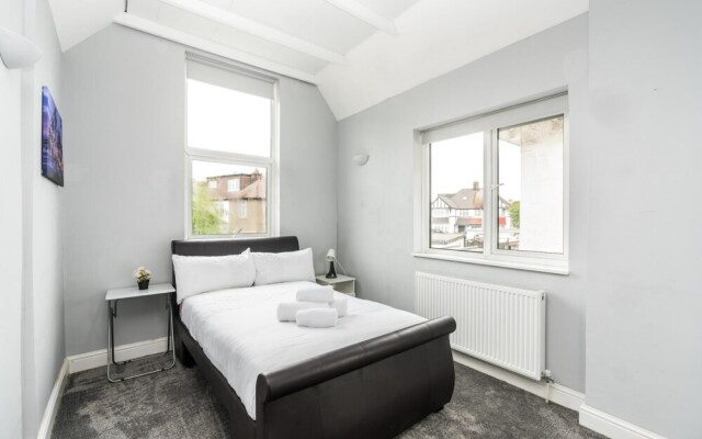 Sleek 2BD Home Close Brent Cross Shopping Centre