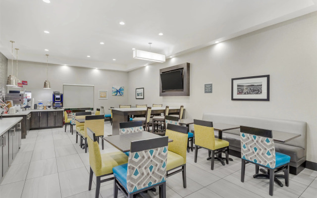 Best Western Plus Waller Hotel