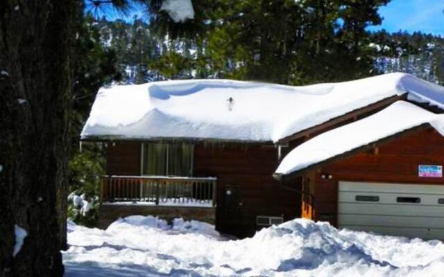RedAwning A Beary Nice Lakefront