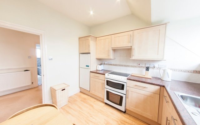 Bright, Airy 2BR Ealing Broadway Flat for 4