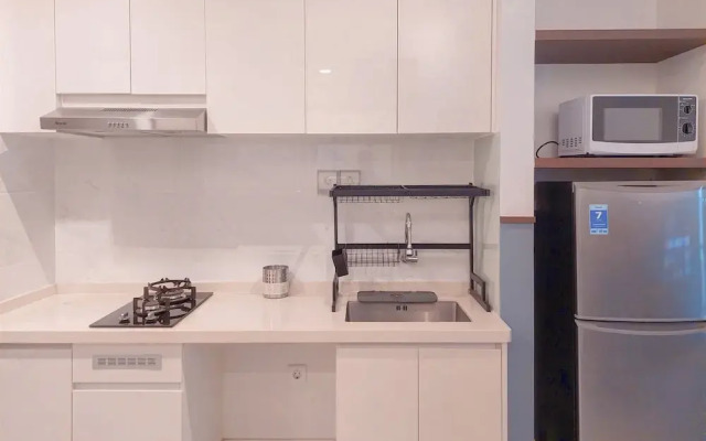 Good Location And Relaxing 2Br Sky House Bsd Apartment