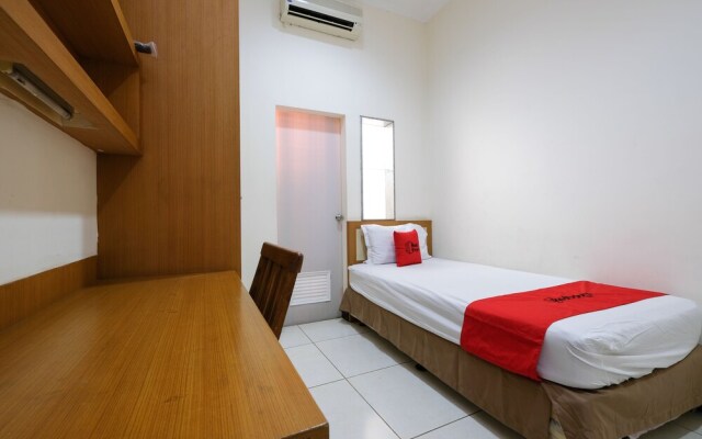 RedDoorz Plus near Simpang Lima