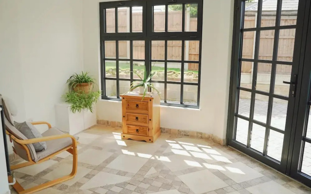 Designer Villa With spa and Magical Views, 5 bdr