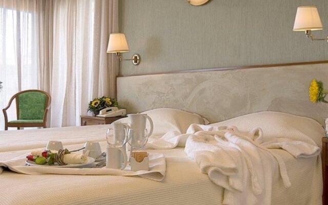 Plaza Vouliagmeni Strand Hotel