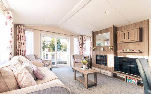 Lakeshore Lodge with Hot Tub