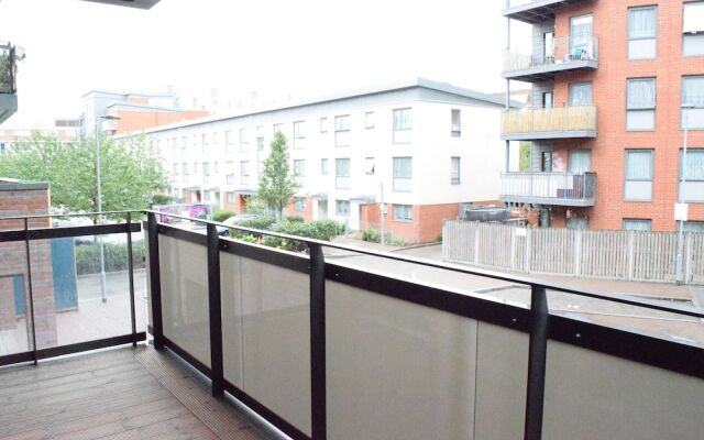 Modern 1 Bedroom Apartment With Balcony