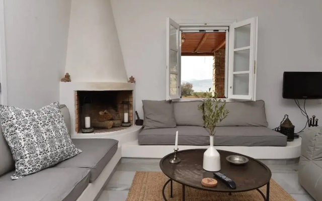 Cycladic home in Kampos by GHH