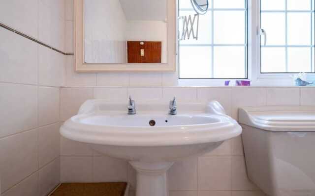 House With Sauna, hot Tub, gym & Parking