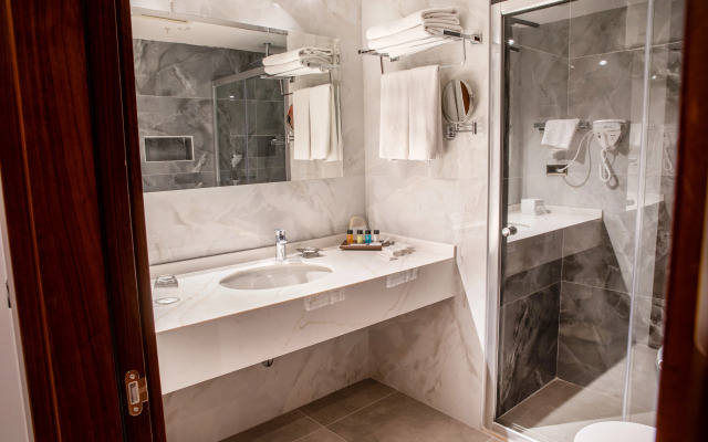 Grand Aras Hotel & Suites