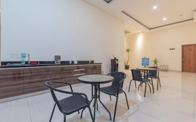 OYO Flagship 1308 Darmo Residence