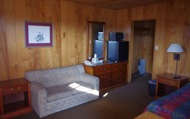 Love Hotels Western Holiday by OYO at Harlan Lake NE