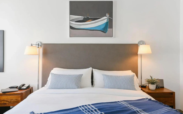 Waters Edge Hotel