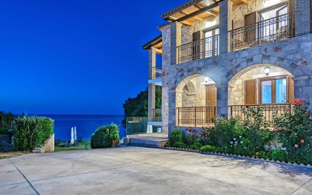 Luxurious Villa With Private Beach in Psarou Greece