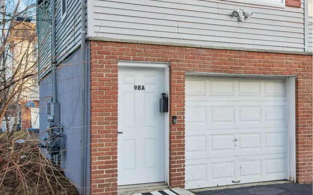 Hillyer Manner - Comfy Townhouse In Great Location! 3 Bedroom Townhouse by Redawning