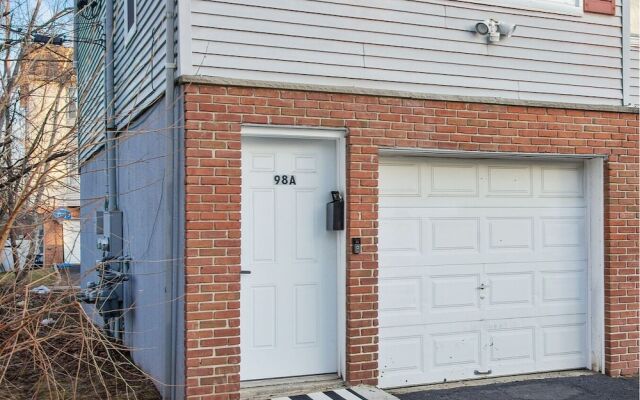 Hillyer Manner - Comfy Townhouse In Great Location! 3 Bedroom Townhouse by Redawning