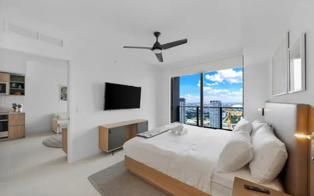 Skyline Retreat Chic 1-BR with City View