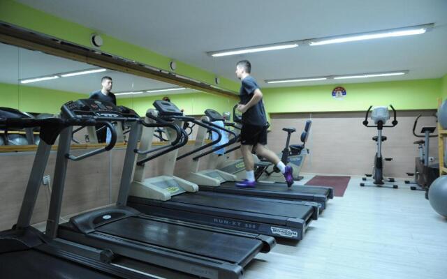 Apartment and Rooms In Club