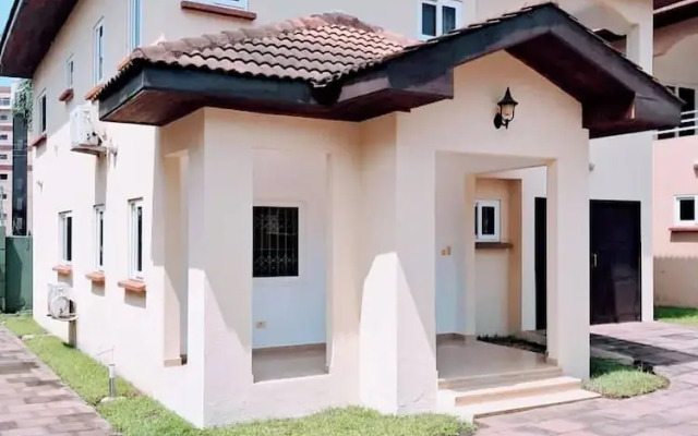 Stylish 3 Bedroom House Near Airport & Marina Mall