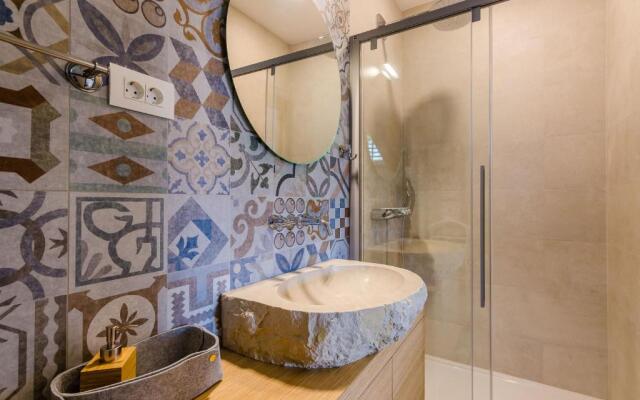 Villa Monte Santo by DuHomes