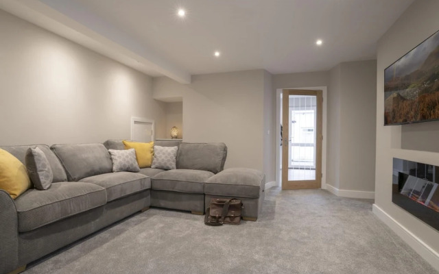 Ferndale s Hideaway - 1 Bedroom Spacious Apartment - Central Ambleside - Parking
