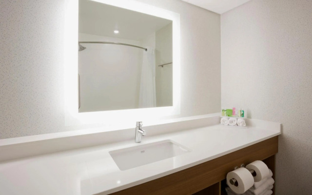 Holiday Inn Express & Suites Minneapolis – West End by IHG