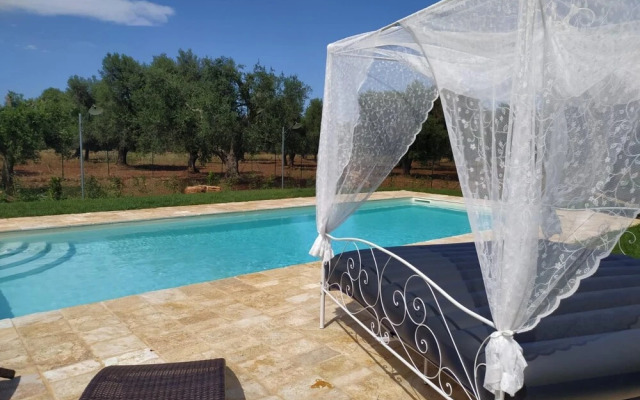 Antico trullo ristrutturato con piscina e giardino