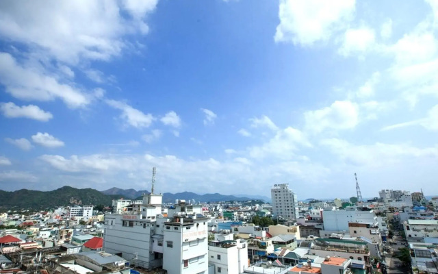 Den Long Do Hotel & Restaurant