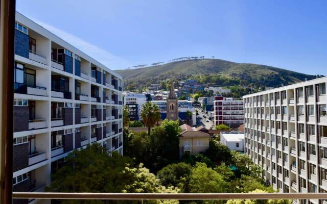 Sunny 2 Bedroom Apartment by The Company's Gardens