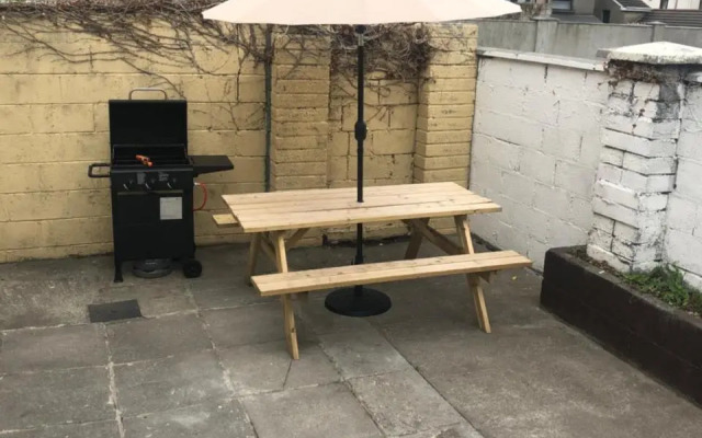Cheerful 4 bedroom town house with bbq,